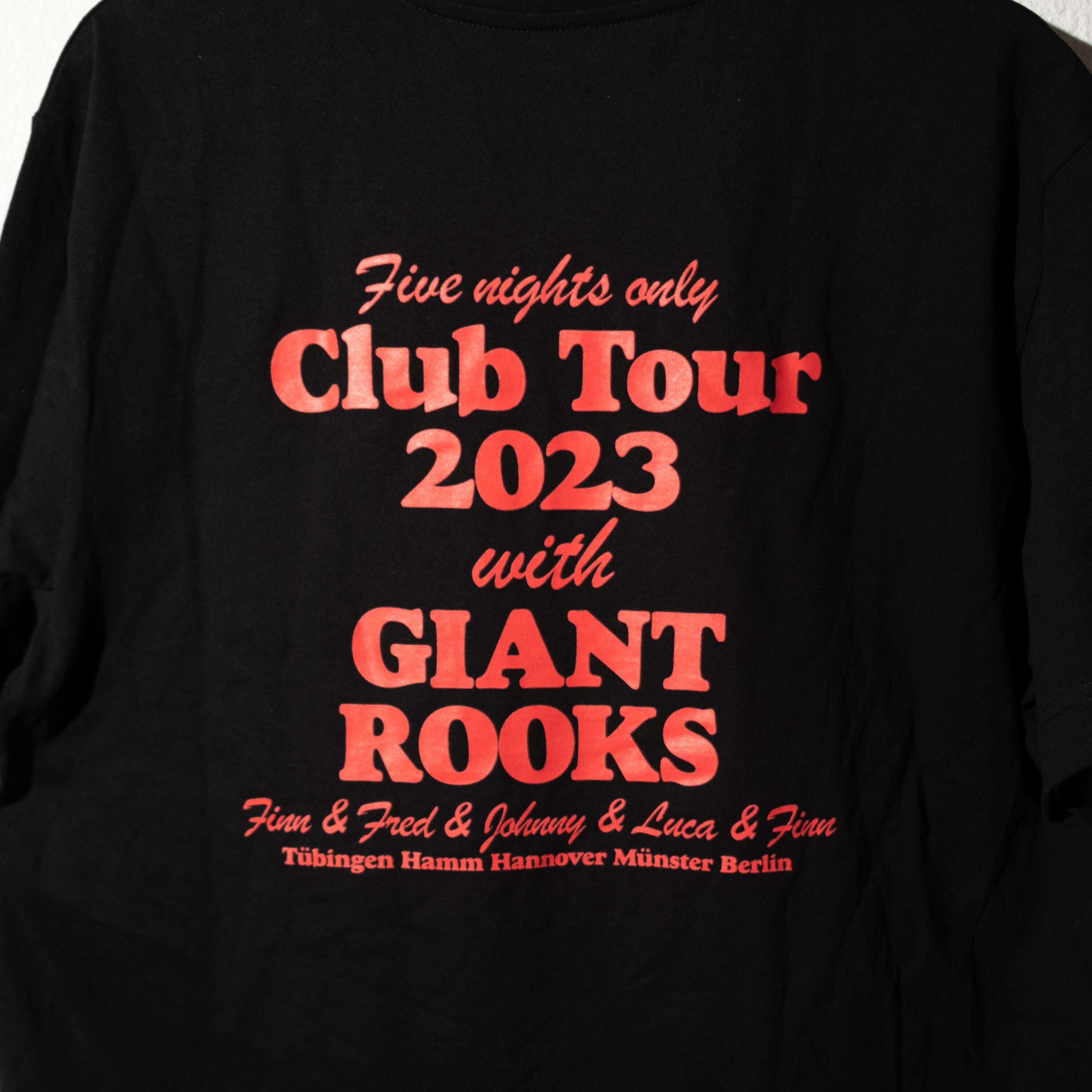 https://images.bravado.de/prod/product-assets/giant-rooks/giantrooks/products/503795/web/390588/image-thumb__390588__3000x3000_original/Giant-Rooks-Club-Tour-2023-T-Shirt-schwarz-503795-390588.9fe7ca40.jpg