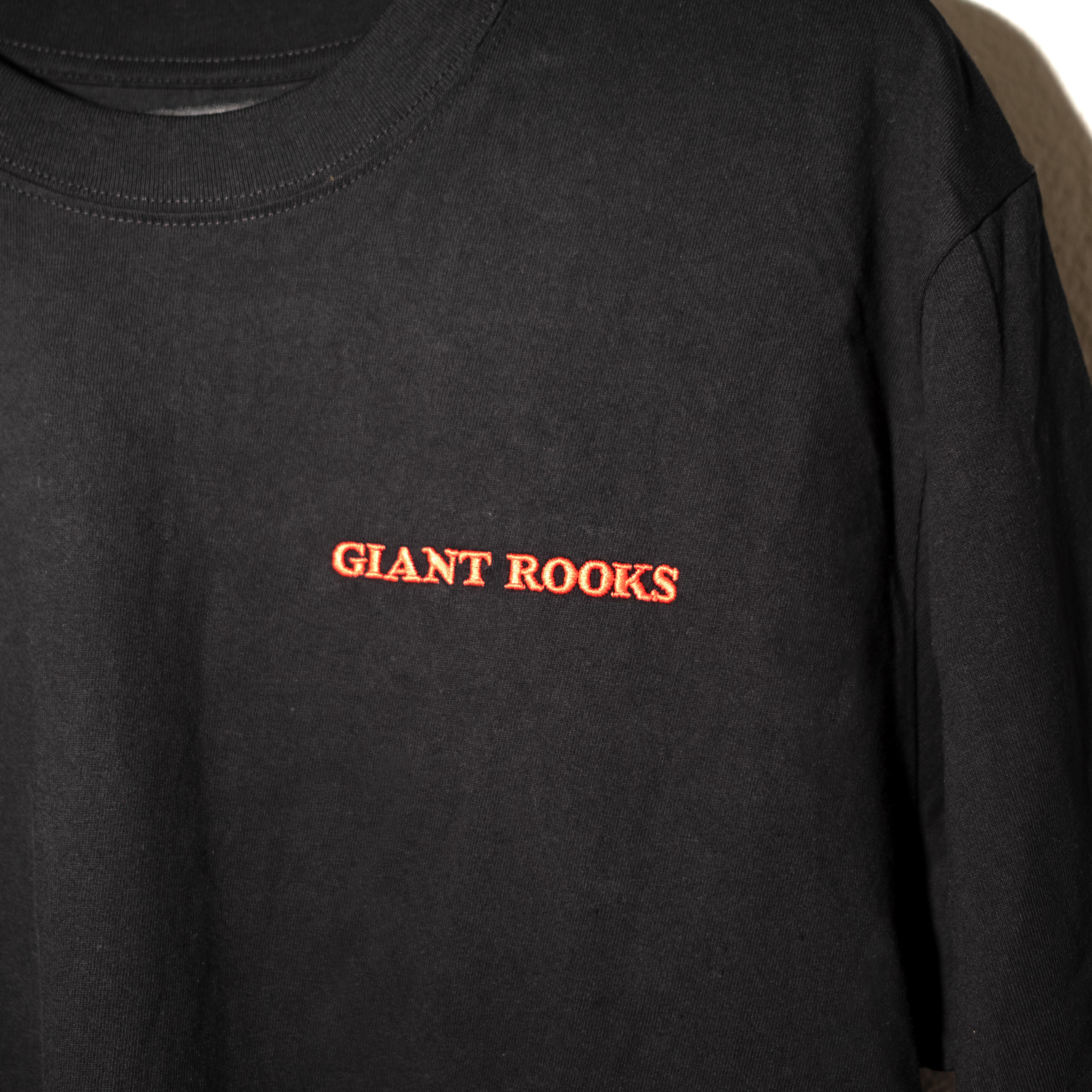 https://images.bravado.de/prod/product-assets/giant-rooks/giantrooks/products/503795/web/390589/image-thumb__390589__3000x3000_original/Giant-Rooks-Club-Tour-2023-T-Shirt-schwarz-503795-390589.909ea891.jpg